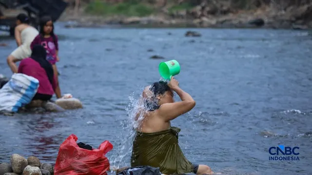 Kekeringan di Lebak, Warga Manfaatkan Sungai Ciberang yang Makin Menyusut
