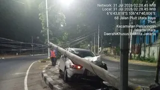 Langkah Darurat Saat Menghadapi Kecelakaan Mobil Menabrak Tiang Listrik