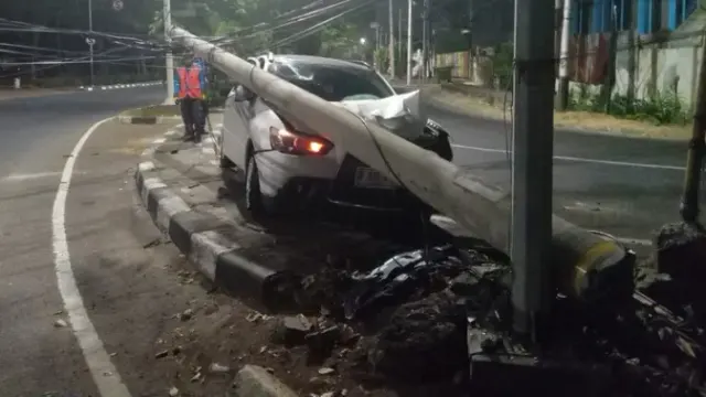 Kecelakaan Tunggal Mobil Tabrak Tiang Listrik di Pluit Utara Jakarta