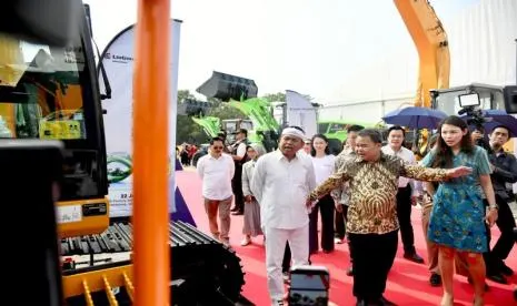 Pabrik Alat Berat Listrik Pertama di Indonesia Resmi Dibangun di Karawang