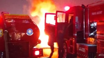 Mobil Diduga Angkut BBM Terbakar di Bypass Bandar Lampung, Sopir Kabur