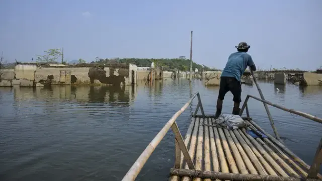 Sisa Bangunan Kampung Somang Muncul Kembali Akibat Menyusutnya Bendungan Karian