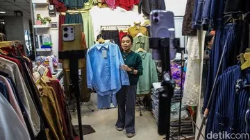 Tren Live Shopping di Kios Pasar Tanah Abang Menjelang Kebijakan Pajak E-Commerce
